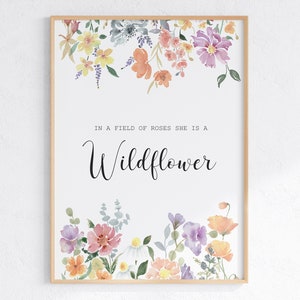 En un campo de rosas, ella es una impresión de acuarela de flores silvestres, cartel de cita floral, arte de descarga digital