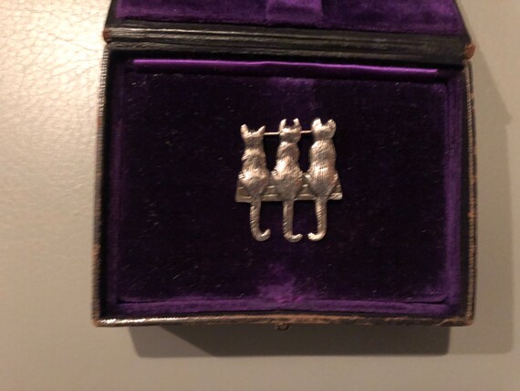 Vintage 3 Cats Sterling Pin in Excellent Condition - image 2