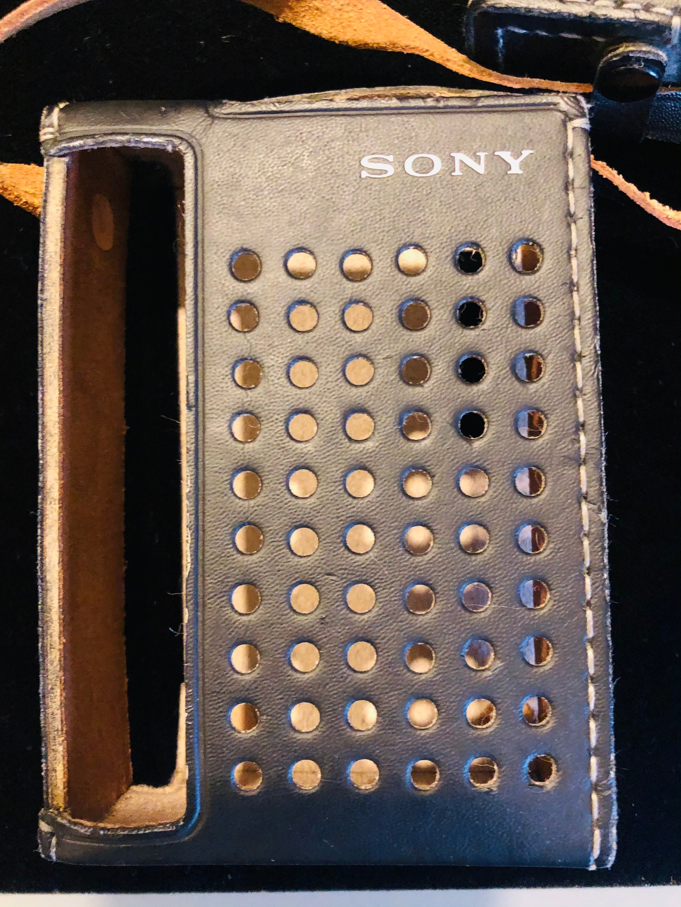 altes Taschenradio Sony TFM-825L (Defekt) in Rottenschwil für CHF 26