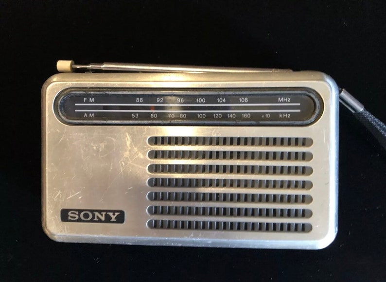 Works!. Vintage  Sony TFM-6100W FMAM 2 Bands 9 Transistors Portable Radio