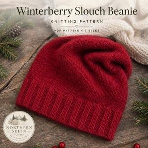 Op de afbeelding: Een donkerrode gebreide muts met een geribbelde boord. De tekst op de afbeelding luidt: Winterberry Slouch Beanie, KNITTING PATTERN, PDF PATTERN, 5 SIZES. Een rond logo in de hoek toont de tekst: NORTHERN SKEIN, EST. 2020, KNITTING PATTERNS.