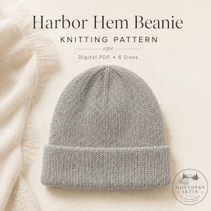 Op de afbeelding: Een lichtgrijze gebreide muts met een omgeslagen boord. De tekst Harbor Hem Beanie KNITTING PATTERN Digital PDF 6 Sizes staat boven de muts. Een rond logo met de tekst NORTHERN SKEIN bevindt zich in de rechterbenedenhoek.