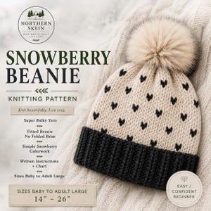 Pode incluir: Um gorro de malha bege e preto com um grande pompom de pele sintética, um padrão de corações e uma borda canelada. O texto inclui NORTHERN SKEIN, SNOWBERRY BEANIE, KNITTING PATTERN e tamanhos de 35,5 cm a 66 cm para bebés e adultos.