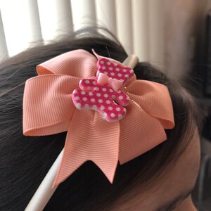 Champagner Stirnband mit Pfirsichschleife und Teddybär Detail
