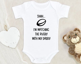 Pijama de rugby: "¡Shh! Estoy viendo rugby con mamá/papá/abuelos".