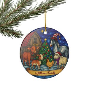Ornement de Noël personnalisé sur le thème de la ferme 2026, style vitrail, grange d'hiver, souvenir de Noël personnalisé avec le nom de famille
