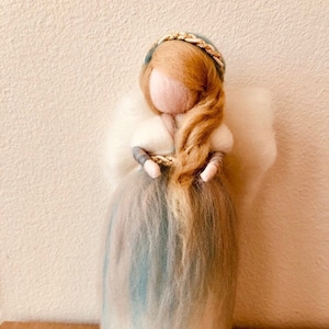 Fata-angelo indipendente bianca e turchese/farina d&#39;avena - Pronta per decorare il tuo albero di Natale, la tavola delle vacanze/della natura.