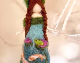 Najada z mistycznego stawu z żabą, rybą koi, figurką filcowaną igłowo, wróżką, nimfą, stołem w klimacie przesilenia letniego, wystrojem, czarownicą, lasem, goblincore