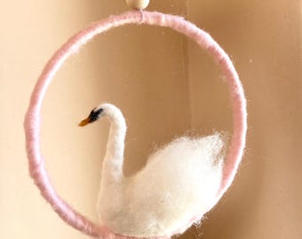Needle felted swan mobile, nursery decoration, pink baby room deco, nursery decoration, baby shower gift, baby gift, French country, cottage
