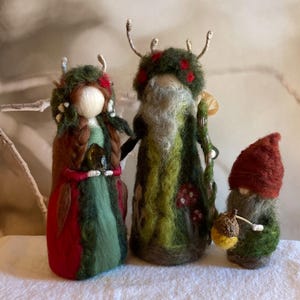 Nadelfilz Wintersonnenwende, Yule Weihnachts-Naturtisch Waldorf inspiriert mit Yule-König, Yule-Göttin und einem Gnom. Weihnachtsdekor, Kaminsims