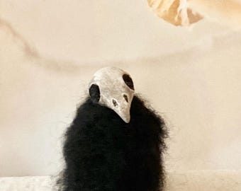 Statuetta di corvo neonato in argilla e lana, decorazione di Halloween, altare gotico, decorazione per camino, strega, foresta, decorazione autunnale, teschio, nido