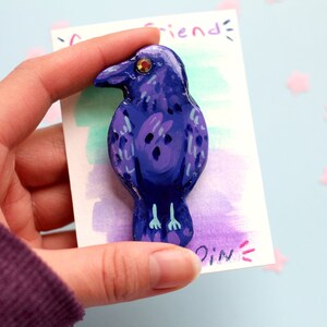 Handgemaakte kraaispeld - kleurrijke bosvrienden van polymeerklei - handgeschilderde vogelsieraden