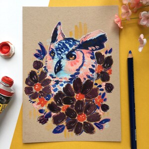 Retrato floral da coruja - ilustração estilizada original dos animais selvagens; Acrílico colorido sobre papel