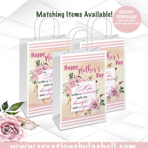 Puede incluir: Cuatro bolsas de regalo blancas con asas rayadas de color rosa y blanco. Cada bolsa tiene un diseño floral con una cita sobre las madres. La cita dice "Una madre es como una flor, cada una es hermosa y única". Las bolsas están etiquetadas con "Feliz Día de la Madre".