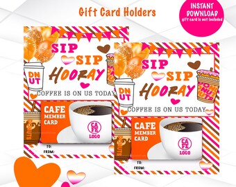 Pode incluir: Porta-cartão de presente imprimível com fundo listrado rosa e laranja. O design apresenta uma xícara de café, donuts e o texto "Sip Sip Hooray! Coffee is on us today." Há espaços para o nome do destinatário e o nome do remetente.