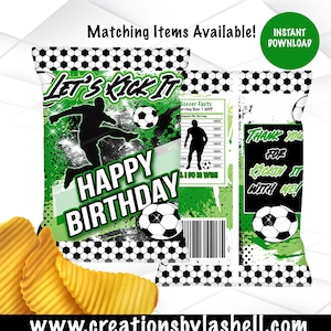 Puede incluir: Bolsa de chips verde y negra con una silueta de un jugador de fútbol, un balón de fútbol y el texto "Let's Kick It" y "Feliz cumpleaños".