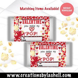 Puede incluir: Etiqueta de bolsa de palomitas de maíz para el Día de San Valentín imprimible con un patrón de corazones rojos y blancos. La etiqueta dice "Valentine you make my POP!" con un espacio para escribir "To:" y "From:".