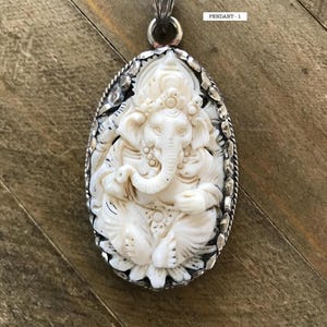 Pingente Ganesh esculpido em osso, feito à mão, Nepalês, prata repuxada tibetana, Himalaia, 76 x 45 mm