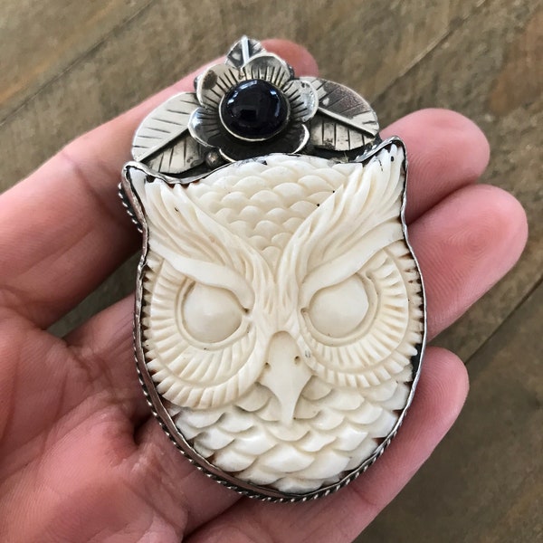 Pendentif hibou en os sculpté serti d'améthyste, fait main, népalais, argent repoussé tibétain, 66 x 41 mm