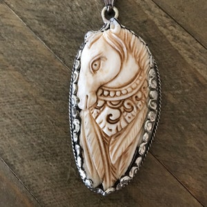 Aus Knochen geschnitzter Pferdeanhänger, Handarbeit, nepalesisch, tibetisches Repousse-Silber, Himalaya, 92 x 38 mm