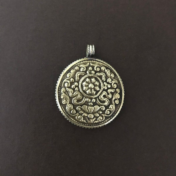 Brass pendant with buddhist auspicious symbol, handcrafted, Nepalese, Tibetan, Himalayan, reversible pendant, floral shell back design