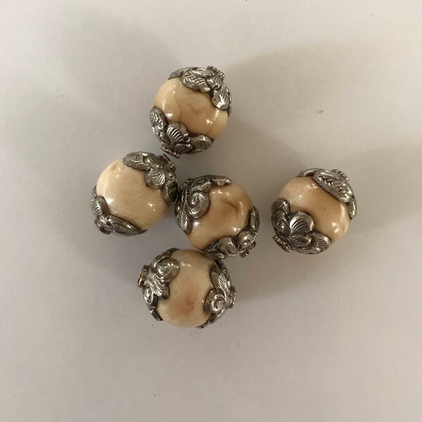 En os avec tibétain argent capuchon, fabriqués à la main, népalais, Himalaya, Tibet, ethnique, tribal, unique en son genre, perles et pendentifs, bijoux