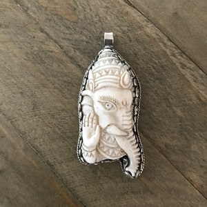 Knochengeschnitzter Ganesh-Anhänger, Handarbeit, nepalesisch, tibetisches Repousse-Silber, Himalaya, 70 x 34 mm
