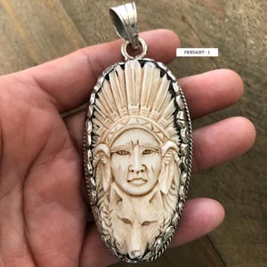 Colgante de hueso tallado de indio americano y lobo - Plata tibetana (75 x 31 mm)