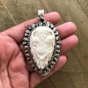 Knochengeschnitzter Büffel-Anhänger, Handarbeit, nepalesisch, tibetisches Repousse-Silber, 71 x 41 mm