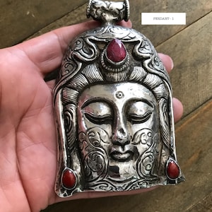 Handgjort Guan Yin Buddha-hänge i sterlingsilver med rubin