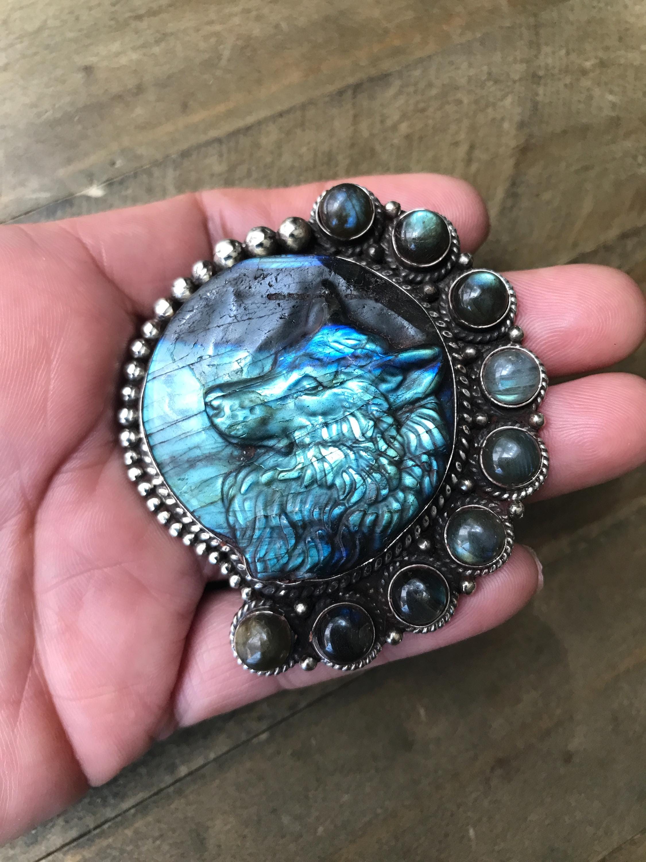 ラブラドライト彫刻オオカミペンダント、手作り、ネパール、チベット産