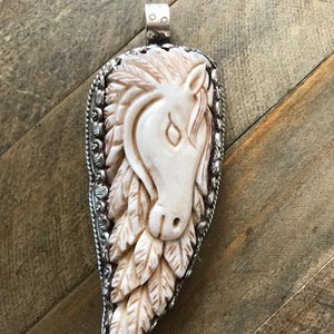 Benskuret hästhänge, handgjort, tibetanskt repousssilver, 110 x 43 mm