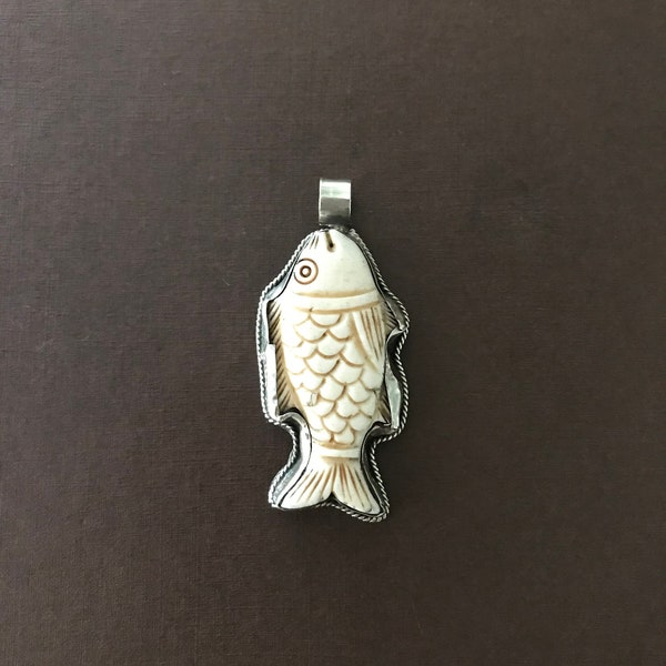 Pendentif de poisson sculpté en os, fabriqué à la main, népalais, himalayen, argent repousse, dos floral