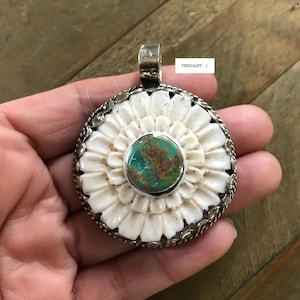 Colgante de flor tallada en hueso con turquesa natural, hecho a mano, plata repujada tibetana, 58 x 46 mm
