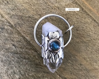 Ciondolo a punta di cristallo con labradorite, realizzato a mano, nepalese, argento sbalzato tibetano, cristallo dell'Himalaya