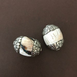 Handgefertigte Naga Muschelperle: Tibetische Silberkappen, nepalesisches Tribal Design