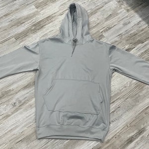 Op de afbeelding: Een lichtgrijs hoodie met een kangoeroezak.