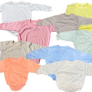 Pode incluir: Uma coleção de bodies para bebés em várias cores pastel, incluindo rosa, azul, amarelo e bege. Cada body tem mangas compridas e decote redondo. Os bodies são feitos de um tecido macio e leve.