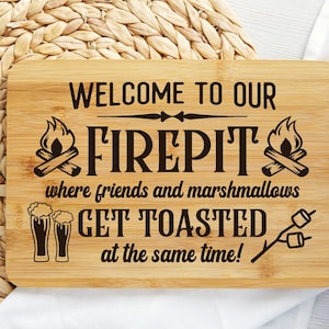 Bienvenido a nuestra hoguera svg, tabla de cortar svg, cerveza svg, s'mores svg, malvaviscos svg, bebida divertida svg, tabla de servir svg, hoguera svg