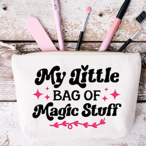 Dire Svg, Trousse à maquillage Svg, pochette cosmétique, Svg citation beauté, Designs Svg de sac en toile, Svg trousse de toilette, Svg accro au maquillage, Svg esthéticienne