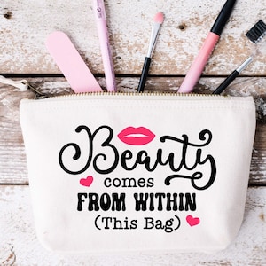 Grappige Canvas Make-up Tas Svg, Schoonheid komt van binnenuit, Cosmetische Tas Zeggen Svg, Make-up Quote Svg, Ritszakje Svg, Toilettas Svg