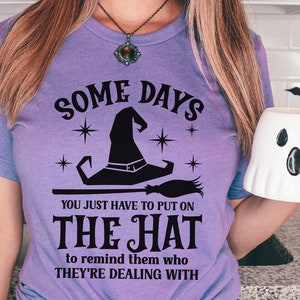 Camiseta de bruja divertida SVG, algunos días solo tengo que ponerme el sombrero, cita de taza de Halloween, brujería divertida, sombrero de bruja, humor de Halloween, caldero