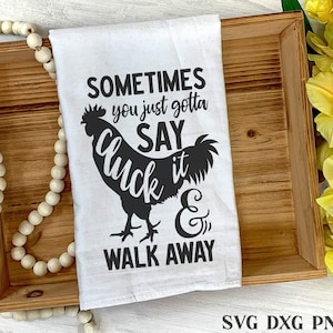 Puede incluir: Una toalla de cocina blanca con una silueta negra de un pollo y el texto "SOMETIMES you just gotta SAY cluck it & WALK AWAY".