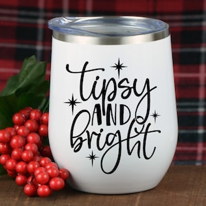 Copa de vino navideña divertida Svg, alegre y alegre, refranes navideños sobre el alcohol Svg, vaso de vino Svg, humor navideño Svg, cita de vino de invierno Svg
