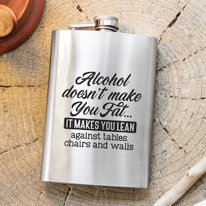 Boire un verre d'humour Svg, Svg drôle de fiole, Svg verre de whisky, Svg de dessous de verre d'alcool, Paroles d'alcool, L'alcool ne fait pas grossir, Svg citation sur l'alcool