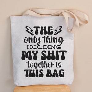 Bolsa de mano divertida que dice svg, bolsa de lona sarcástica svg, bolsa de compras svg, bolsa de lona svg, bolsa de mamá svg, lo único que mantiene mi mierda junta