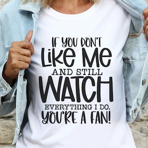 Sarcastisch citaat Svg, Snarky Saying Svg, grappig T-shirt Svg, als je me niet leuk vindt en nog steeds kijkt naar alles wat ik doe, ben je een fan, Sassy Svg