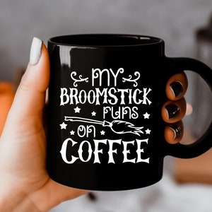 Mug Halloween drôle, sorcière disant Svg, mon manche à balai fonctionne sur du café, sort magique, sorcellerie Svg, effrayant Svg, tasse à café Svg, balai Svg image 1