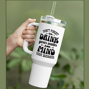 Bouteille d'eau drôle disant Svg, N'oubliez pas de boire votre eau et de vous occuper de vos affaires, Gobelet d'eau Svg, Hydrater Svg, H2O Svg, Svg fitness