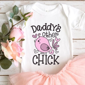 Baby meisje Svg, nieuwe baby Svg, papa's andere kuiken, pasgeboren meisje Svg, baby zegt Svg, schattige peuter gezegde, grappige baby Svg, babyshower Svg